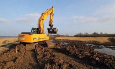 Versterking kade Schildmeer Haansplassen voor behoud rietland en veiligheid door Prolander in t Roegwold