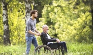 zoon wandelt samen met zijn invalide vader