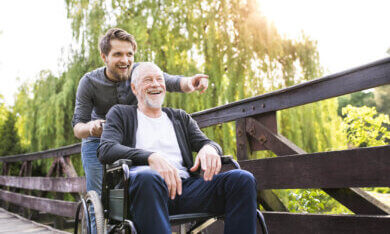 jongere met opa in rolstoel