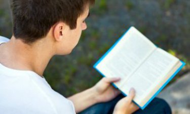 Een jongen heeft moeit met het lezen van een boek