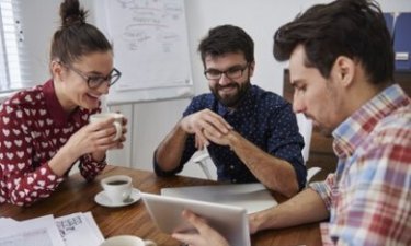 Mensen drinken koffie tijdens overleg