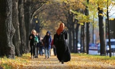 Straatbeeld met vrouw van etnische achtergrond