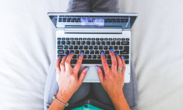 laptop op schoot bij een vrouw