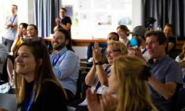 deelnemers aan een bijeenkomst van YES Forum