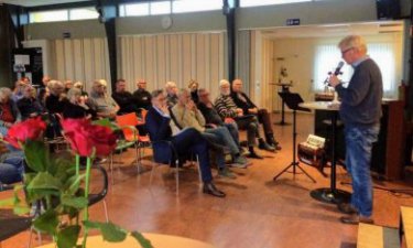 een goedgevulde zaal bij de feestelijke fusie van dorpsvereniging Gasselternijveen en dorpscoöperatie De Brug